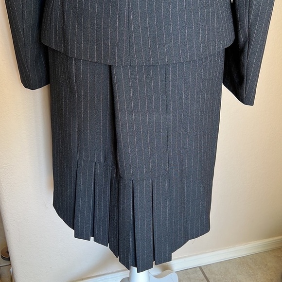 Tahari skirt with pleats on back - Picture 1 of 3